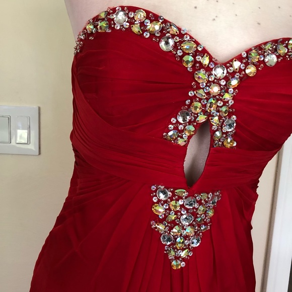 Red chiffon with front keyhole - Picture 12 of 14